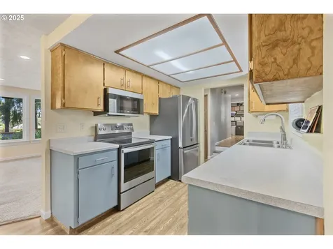 311 S 68th Place Springfield OR 97478