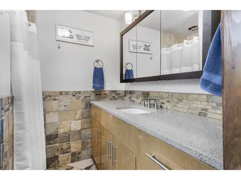 311 S 68th Place Springfield OR 97478