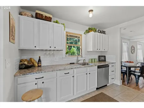 669 W Ballf Street Roseburg OR 97471