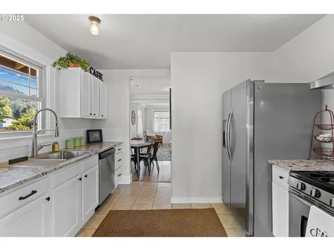 669 W Ballf Street Roseburg OR 97471