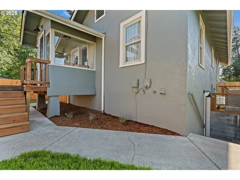 669 W Ballf Street Roseburg OR 97471