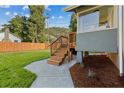669 W Ballf Street Roseburg OR 97471
