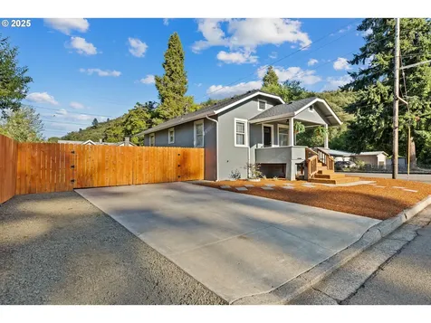 669 W Ballf Street Roseburg OR 97471