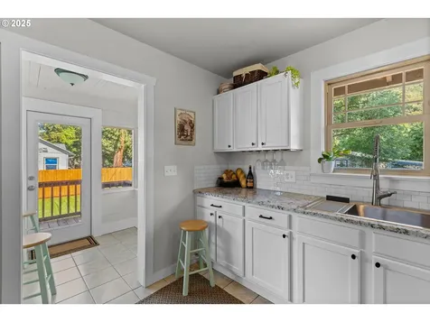 669 W Ballf Street Roseburg OR 97471