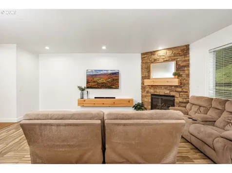 525 E 17th Circle La Center WA 98629