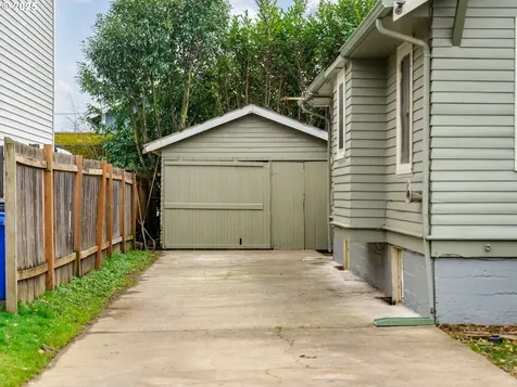 325 E Hereford Street Gladstone OR 97027