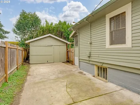 325 E Hereford Street Gladstone OR 97027