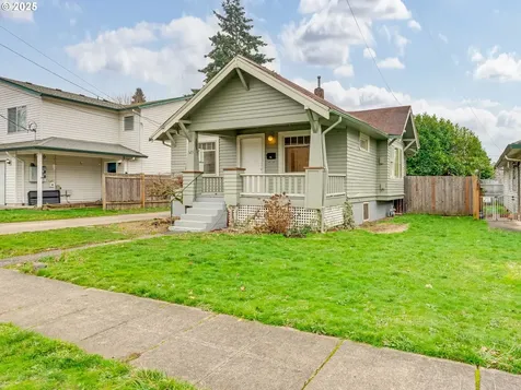 325 E Hereford Street Gladstone OR 97027