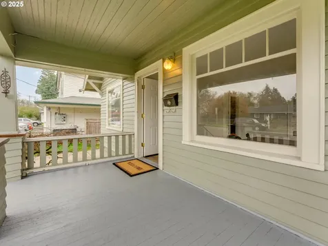 325 E Hereford Street Gladstone OR 97027