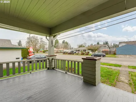 325 E Hereford Street Gladstone OR 97027