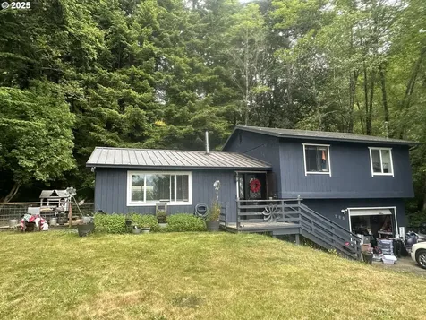 585 Robinhood Avenue Lakeside OR 97449