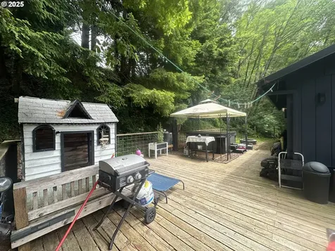 585 Robinhood Avenue Lakeside OR 97449