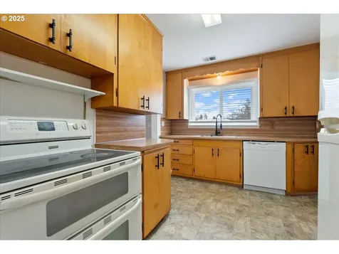 630 E Harrison Avenue Cottage Grove OR 97424