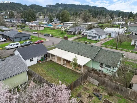630 E Harrison Avenue Cottage Grove OR 97424