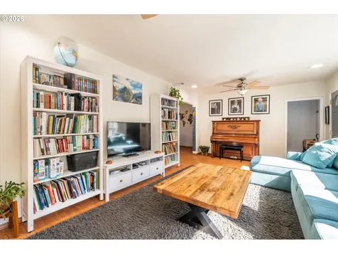1575 N Henry Street Coquille OR 97423