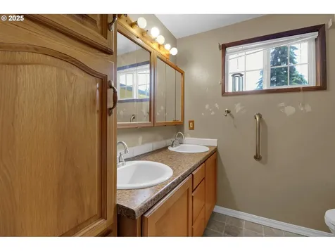 1266 Kenray Loop Springfield OR 97477
