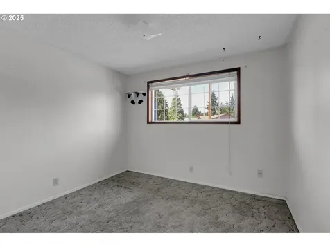 1266 Kenray Loop Springfield OR 97477