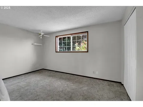 1266 Kenray Loop Springfield OR 97477