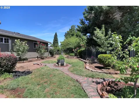 1266 Kenray Loop Springfield OR 97477