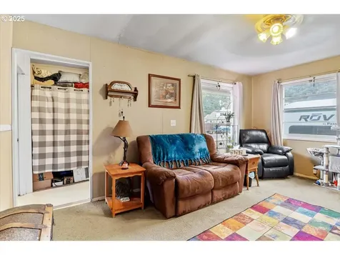 584 SE 5th Avenue Mill City OR 97360