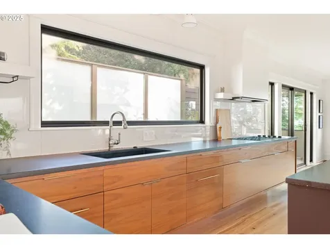 16 SW Abernethy Street Portland OR 97239