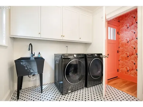 16 SW Abernethy Street Portland OR 97239