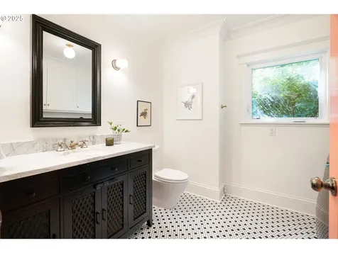 16 SW Abernethy Street Portland OR 97239