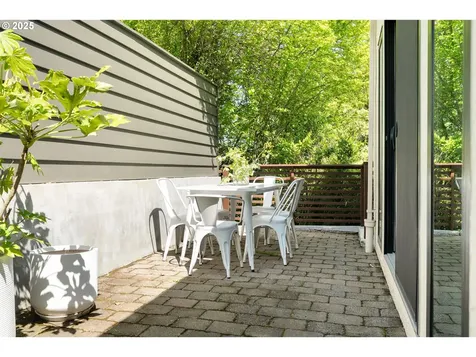 16 SW Abernethy Street Portland OR 97239