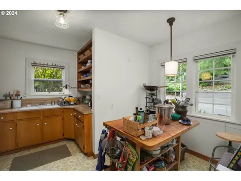 7298 SW Capitol Hill Road Portland OR 97219