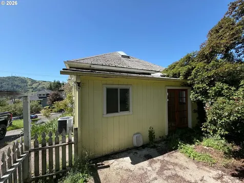1063 SE Jackson Street Roseburg OR 97470
