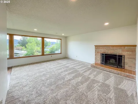 1910 NW Delridge Avenue Roseburg OR 97471