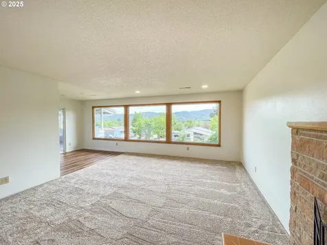 1910 NW Delridge Avenue Roseburg OR 97471