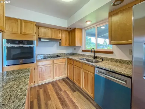 1910 NW Delridge Avenue Roseburg OR 97471