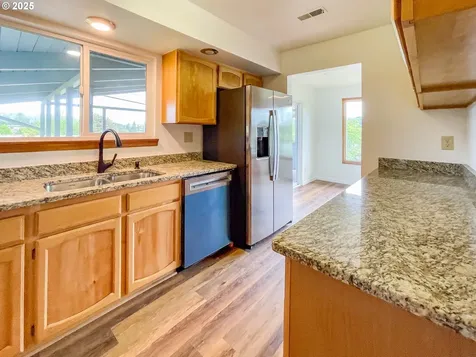 1910 NW Delridge Avenue Roseburg OR 97471