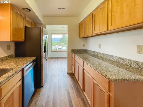 1910 NW Delridge Avenue Roseburg OR 97471