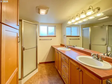 1910 NW Delridge Avenue Roseburg OR 97471