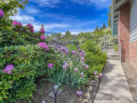 1910 NW Delridge Avenue Roseburg OR 97471