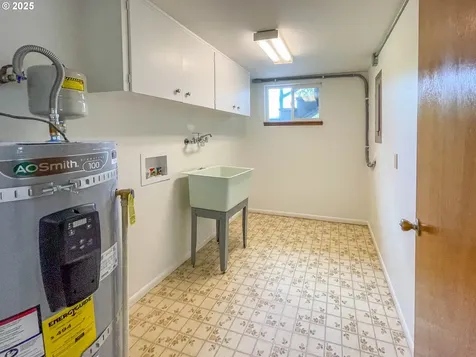 1910 NW Delridge Avenue Roseburg OR 97471