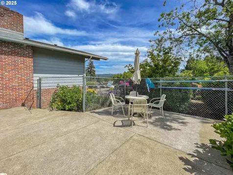 1910 NW Delridge Avenue Roseburg OR 97471