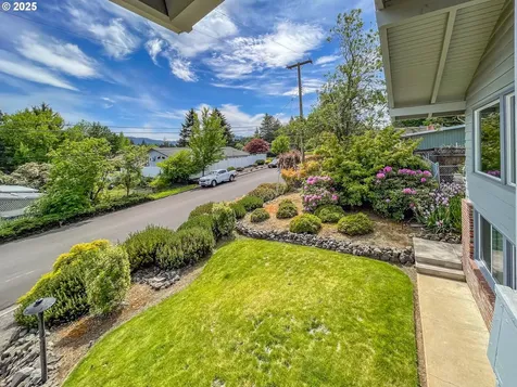 1910 NW Delridge Avenue Roseburg OR 97471