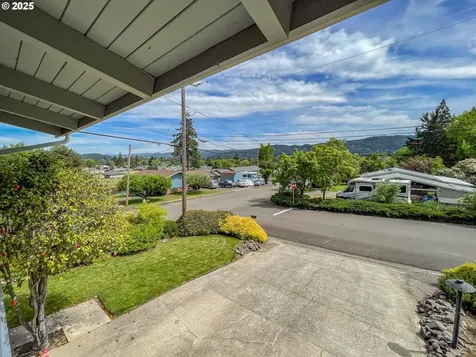 1910 NW Delridge Avenue Roseburg OR 97471