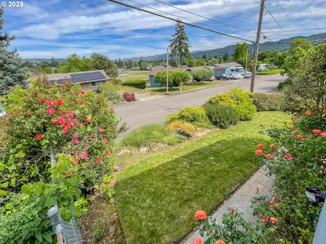 1910 NW Delridge Avenue Roseburg OR 97471
