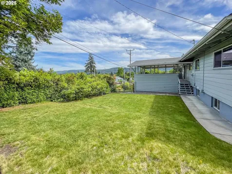 1910 NW Delridge Avenue Roseburg OR 97471