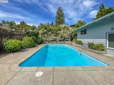 1910 NW Delridge Avenue Roseburg OR 97471