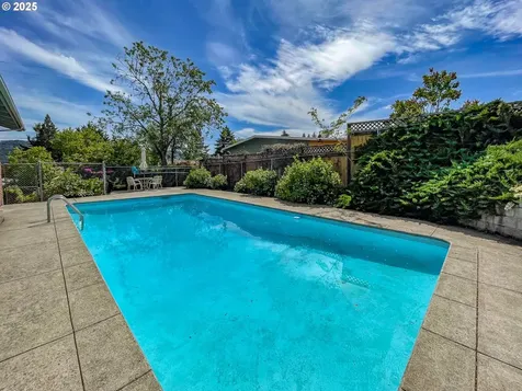 1910 NW Delridge Avenue Roseburg OR 97471