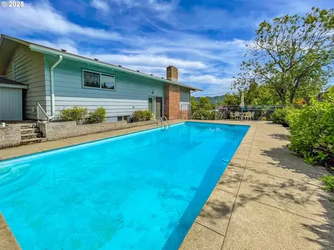 1910 NW Delridge Avenue Roseburg OR 97471
