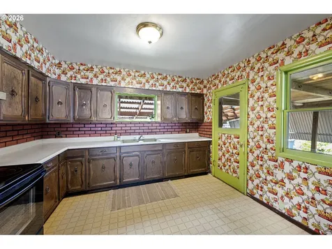 526 S 3rd Street Springfield OR 97477