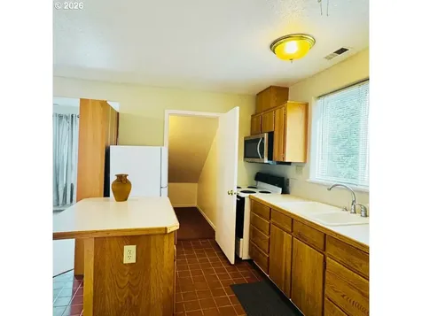10406 NE Fargo Street Portland OR 97220