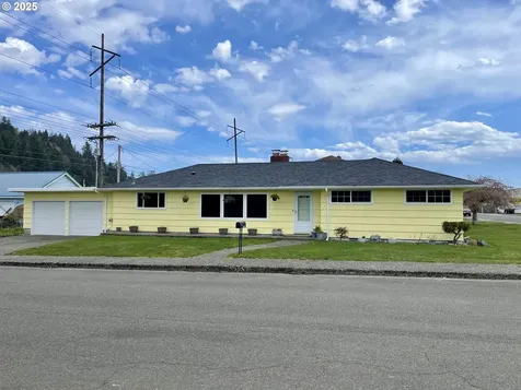 241 N 20th Street Reedsport OR 97467