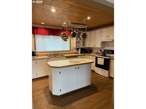 241 N 20th Street Reedsport OR 97467